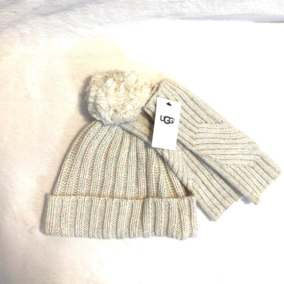 UGG Metallic Cream Knit Hat and Glove Set! - Picture 10 of 13